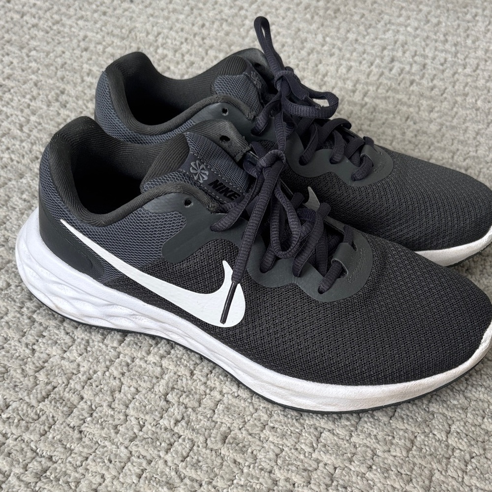 Nike Men's Gray and White Athletic Shoes